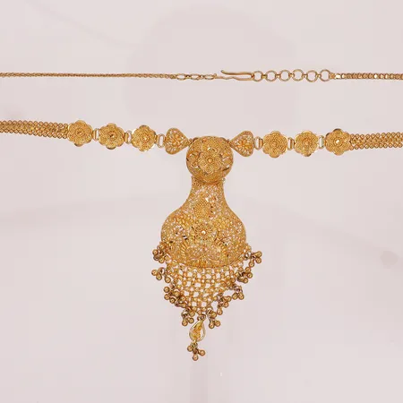 Halssmykke, lengde 57cm, bredde 5-29mm, 22K Vekt: 42,1 g Kontakt Lånekontoret for frakt