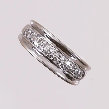 Ring med diamanter, 0,30ct totalt, ø16,5mm, bredde 2,5-7,6mm, hvitt gull, 18K. Utstilt på Grønland Vekt: 4,5 g Kontakt Lånekontoret for frakt