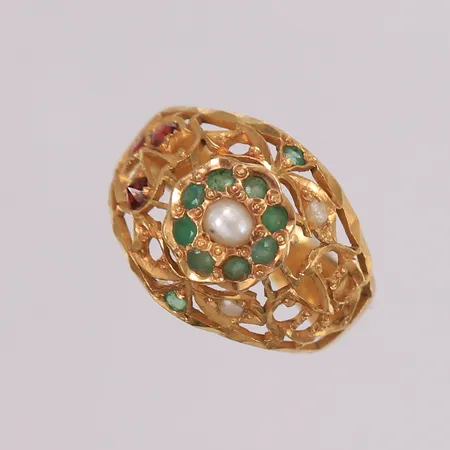 Ring med perler og grønne/lilla stener (mangler noen), ø18,5mm, bredde 4,2-15,4mm, 20K Vekt: 5,1 g Kontakt Lånekontoret for frakt
