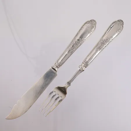 Fiskebestikk mønster ukjent, David-Andersen, 4 kniver og 6 gafler, lengde kniv 20,2cm, lengde gaffel 18,5cm, gravert "R", 830S Vekt: 458,5 g Kontakt Lånekontoret for frakt