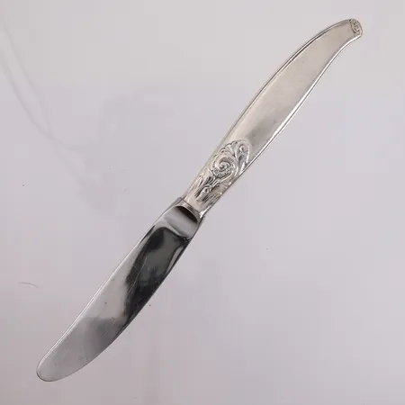 3 kniver Telesølv, lengde 20,8cm, bulkete og ripete, 830S Vekt: 254,3 g Kontakt Lånekontoret for frakt