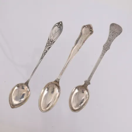 3 teskjeer, lengde ca. 11,5cm, graverte, 830S Vekt: 28,4 g Kontakt Lånekontoret for frakt