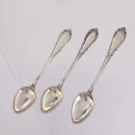 3 små skjeer, 2 av skjeene har lengde 11,8cm, én skje har lengde 12,9cm, 830S Vekt: 37,1 g Kontakt Lånekontoret for frakt