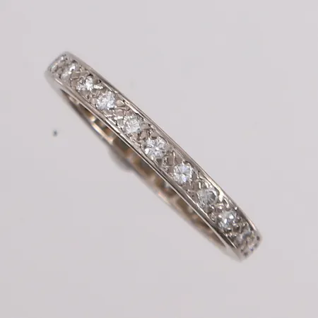 Ring med diamanter (24 x ca. 0,01ct), ø17,6mm, bredde 2,6mm, hvitt gull, 18K (PS! Ringen er stemplet 585) Vekt: 3,1 g Kontakt Lånekontoret for frakt