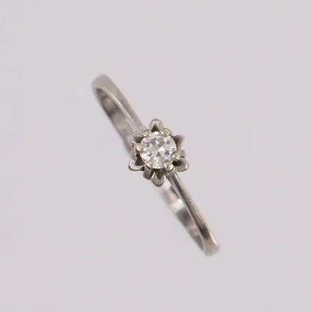 Ring med diamant (1 x ca. 0,15ct), ø18,5mm, bredde 1,6-5,9mm, 14K Vekt: 1,6 g Kontakt Lånekontoret for frakt