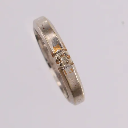 Ring med blank sten, ø16,9mm, bredde 3,7mm, noe slitt rhodinering, 14K Vekt: 3,7 g Kontakt Lånekontoret for frakt