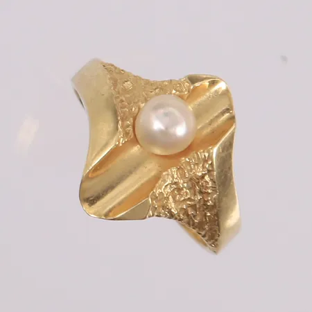 Ring med perle, ø16,8mm, bredde 1,9-16,5mm, 14K Vekt: 4,7 g Kontakt Lånekontoret for frakt