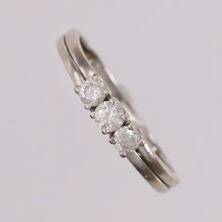 Ring med tre blanke stener, ø17,8mm, bredde 1,5-3,4mm, hvitt gull, 14K Vekt: 1,5 g Kontakt Lånekontoret for frakt