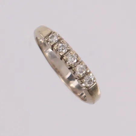 Ring med 4 diamanter (4 stk. á ca. 0,05ct W/SI) og én blank sten, ø17mm, bredde 3-3,6mm, hvitt gull, 14K Vekt: 3 g Kontakt Lånekontoret for frakt