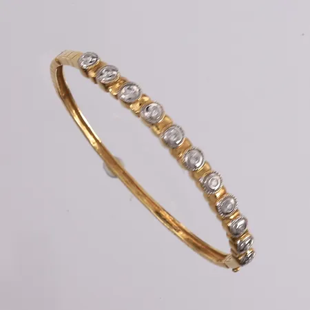 Armring med 11 blanke stener, kan åpnes, 58x48mm, 18K Vekt: 13,7 g Kontakt Lånekontoret for frakt