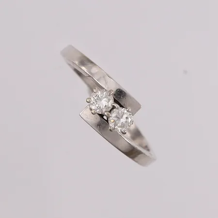 Ring med diamanter 2x ca 0,16ct, ø17mm, bredde 2-7mm, hvitt gull, 14K. Vekt: 2,9 g Kontakt Lånekontoret for frakt