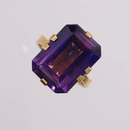 Ring med lilla sten, ø17,5mm, bredde 4-19mm, 14K Vekt: 7,5 g Kontakt Lånekontoret for frakt