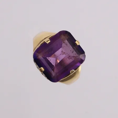 Ring med lilla sten, ø16,5mm, bredde 2,5-15mm, 14K Vekt: 6,5 g Kontakt Lånekontoret for frakt
