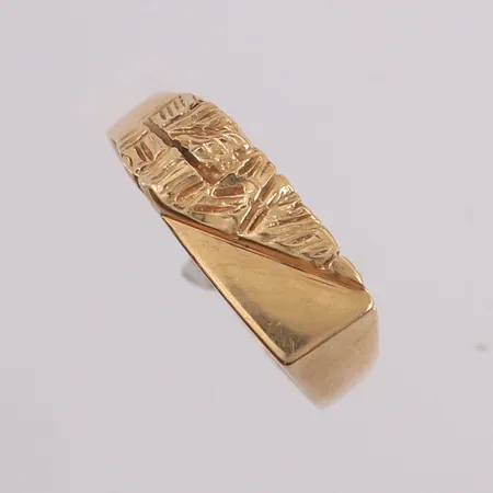 Ring med plate, ø18,7mm, bredde 2,8- 6,8mm, 14K Vekt: 3,8 g Kontakt Lånekontoret for frakt