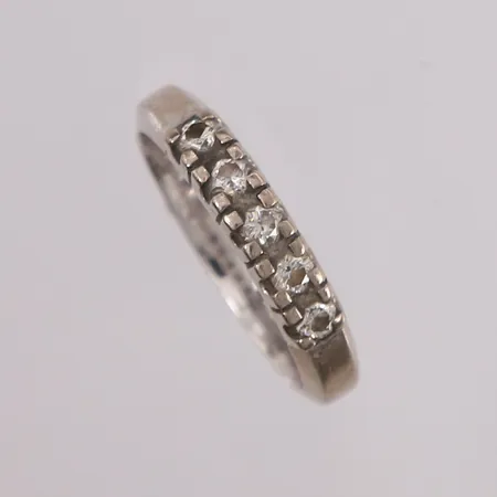 Ring med diamanter 5x ca 0,04ct, ø16,8, bredde 3,5- 3,7mm, 14K Vekt: 4,2 g Kontakt Lånekontoret for frakt