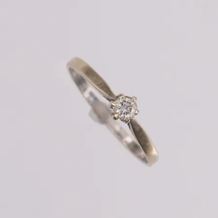 Ring med diamant 1x ca 0,16ct, ø17,8, bredde 1,7- 4,5mm, 14K Vekt: 1,2 g Kontakt Lånekontoret for frakt
