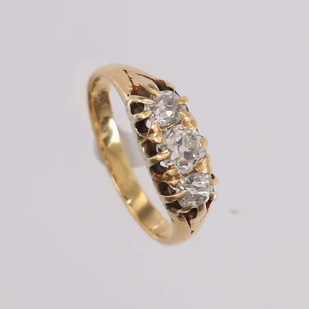 Ring med 3 stk Old cut-slipte diamanter (1 x ca. 0,45ct og 2 x 0,25ct), ø16,5mm 18K, med assuransetakst fra H.A. Neerbye Vekt: 3,5 g Kontakt Lånekontoret for frakt