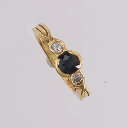 Ring med diamanter 2 x ca. 0,10ct og sort sten, ø16mm. 2- 6,5mm, 18K Vekt: 4 g Kontakt Lånekontoret for frakt