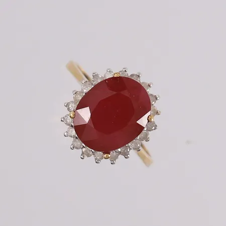 Ring med rubin og diamanter (20 x ca. 0,01ct), ø17mm, bredde 1,8- 14,7mm, 14K Vekt: 4,2 g Kontakt Lånekontoret for frakt