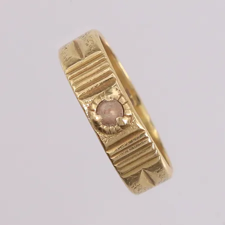 Ring med blank sten, ø17,6mm, bredde 5,5mm, 14K Vekt: 3,6 g Kontakt Lånekontoret for frakt