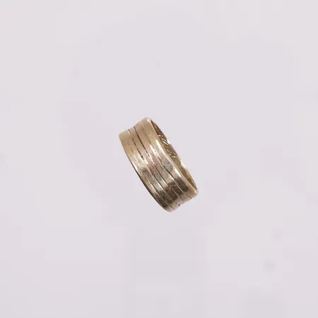 Ring, ø 18,7mm, bredde 8mm, gravert, 14K  Vekt: 7,6 g Kontakt Lånekontoret for frakt