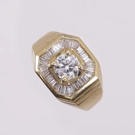 Ring med briljantslipt diamant 1x ca. 1,10 ct og baguetteslipte diamanter 30x ca. 0,03 ct, kvalitet ca H/P, ø20,2,  bredde 3-14,6mm, 18K  Vekt: 11,9 g Kontakt Lånekontoret for frakt