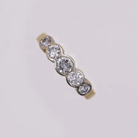 Ring med diamanter 1x ca 0,30ct, 2x ca 0,20ct og 2x ca 0,10ct, ø17,25mm, bredde 3mm, en diamant skadet, 18K.  Vekt: 4,7 g Kontakt Lånekontoret for frakt