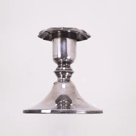 Lysestake, høyde ca 8cm, finske stempler, produsert år 1955, fylt bunn, 813/1000 sølv.  Vekt: 83,9 g Kontakt Lånekontoret for frakt