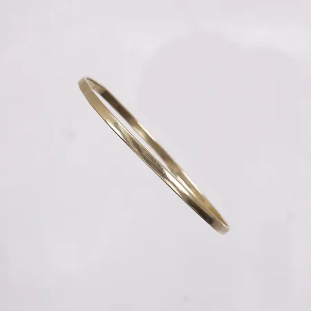Armring, skev/bulkete, ca ø65mm, 14K.  Vekt: 8,5 g Kontakt Lånekontoret for frakt