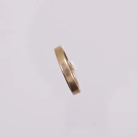 Ring, ø ca 18,6mm, bredde 3,5mm, gravert, 18K Vekt: 4,5 g Kontakt Lånekontoret for frakt