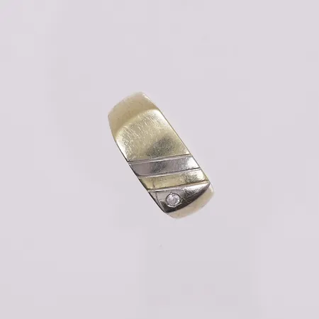 Ring, blank sten, ø 18,5mm bredde 3-9mm, 14K Vekt: 4,5 g Kontakt Lånekontoret for frakt