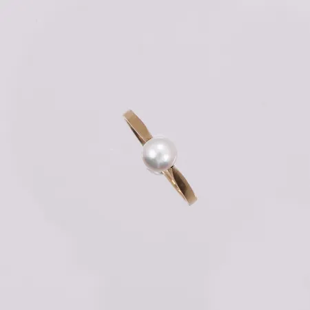 Ring med perle, ø14,5 mm, bredde 1,6 mm, 18K. Vekt: 1,7 g Kontakt Lånekontoret for frakt