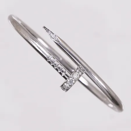 Armring med diamanter 12x ca 0,01ct, 10x ca 0,07ct, ø-45-56mm, bredde 3-14mm, OBS! ikke ekte merkevare, 18K Vekt: 28,6 g Kontakt Lånekontoret for frakt