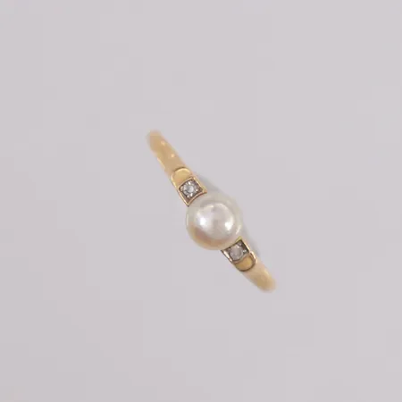 Ring med perle og diamanter (2 x ca. 0,01ct), ø18,3mm, bredde 1,1- 5,7mm, 14K Vekt: 1,7 g Kontakt Lånekontoret for frakt