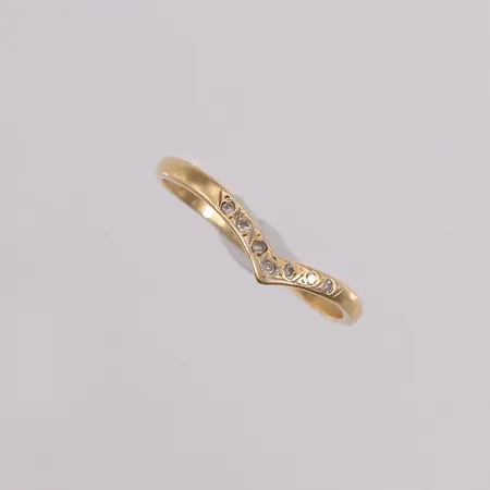 Ring med 7 små diamanter, ø17,7mm, bredde 0,9- 2,7mm, 14K Vekt: 0,9 g Kontakt Lånekontoret for frakt