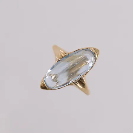 Ring med lys-blå syntetisk spinell, ø18mm, bredde 1,6- 22mm, 14K Vekt: 3,7 g Kontakt Lånekontoret for frakt
