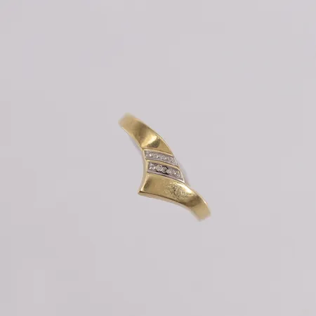 Ring med én liten diamant, to-farget, ø19,3mm, bredde 2- 8mm, 14K Vekt: 1,4 g Kontakt Lånekontoret for frakt