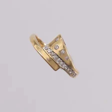 Ring med klare stener, ø20mm, bredde 2,2- 10,4mm, 14K Vekt: 3 g Kontakt Lånekontoret for frakt