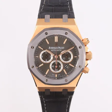 Audemars Piguet Royal Oak (Leo Messi limited edition 302/400), 41mm, boett.nr H76309-0302, ref.nr. 26325OL.OO.D005CR.01, cal. 2385, 18K roségull, rem i skinn, safirglass, med boks og papirer (kjøpt Bjerke desember 2013). Medfølger ekstra Royal Oak gummirem.  Kontakt Lånekontoret for frakt