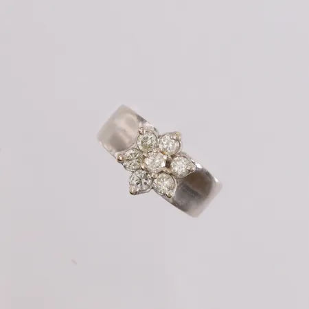 Ring med briljantslipte diamanter (7 x ca. 0,13ct), ø16,6mm, bredde 5,1- 11,3mm, hvitt gull, 18K Vekt: 7,8 g