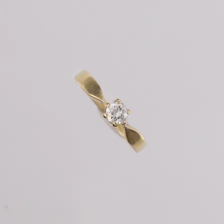 Ring med briljantslipt diamant (1 x ca. 0,30ct), ø16,7mm, bredde 2- 4,5mm, 14K Vekt: 2,9 g Kontakt Lånekontoret for frakt