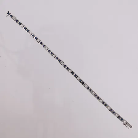 Armbånd med 30 blå safirer og diamanter (15 x ca. 0,04ct), lengde 18cm, bredde 3,9mm, hvitt gull, 18K Vekt: 15,7 g