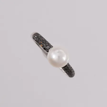 Ring med perle og 42 stener som sannsynligvis er sorte diamanter, ø17mm, bredde 1,9- 7,4mm, 14K Vekt: 2,5 g Kontakt Lånekontoret for frakt