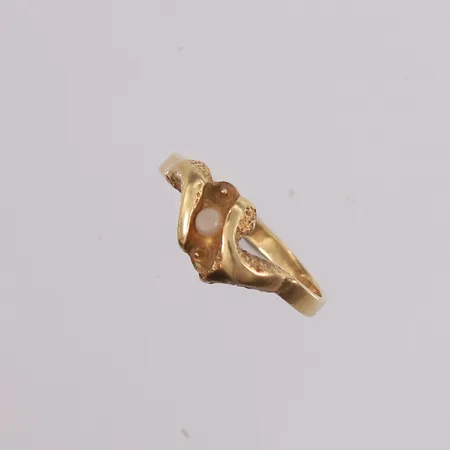 Ring med "kappet" perle, ø15,5mm, bredde 1,8- 6,5mm, to perler mangler, 14K Vekt: 1,4 g