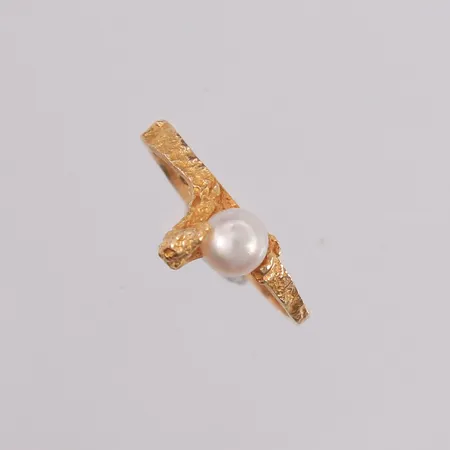 Ring med perle, ø16mm, bredde 1,2- 6,8mm, 14K Vekt: 1,7 g