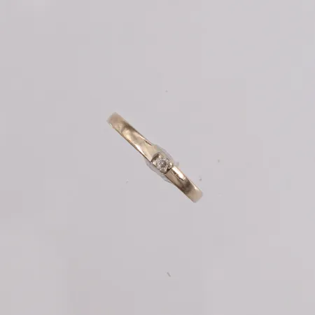 Ring med diamant (1 x ca. 0,05ct), ø17,7mm, bredde 1,9- 2,5mm, hvitt gull, 14K Vekt: 2 g