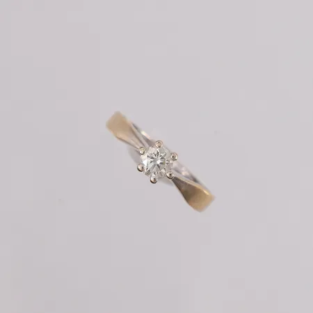 Ring med diamant (1 x ca. 0,40ct W/SI), ø16,9mm, bredde 2,7- 4,9mm, hvitt gull, 14K Vekt: 2,8 g Kontakt Lånekontoret for frakt