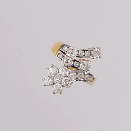 Ring med diamanter 7x ca 0,16ct, 3x ca 0,07ct og 10x ca 0,03ct, totalt 1,63ctv, ø16,5mm, bredde 3- 23,8mm, 18K Vekt: 6,7 g Kontakt Lånekontoret for frakt