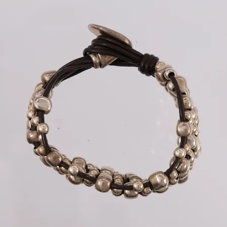Armbånd med gummibånd, produsert av Uno de 50, modell Trivial, 925/1000 sølv, bruttovekt 88,4g.  Kontakt Lånekontoret for frakt