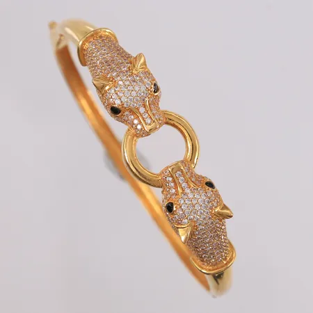 Armring med klare stener, kan åpnes, 58x53mm, bredde 3,5- 14,5mm, 21K Vekt: 22,5 g Kontakt Lånekontoret for frakt
